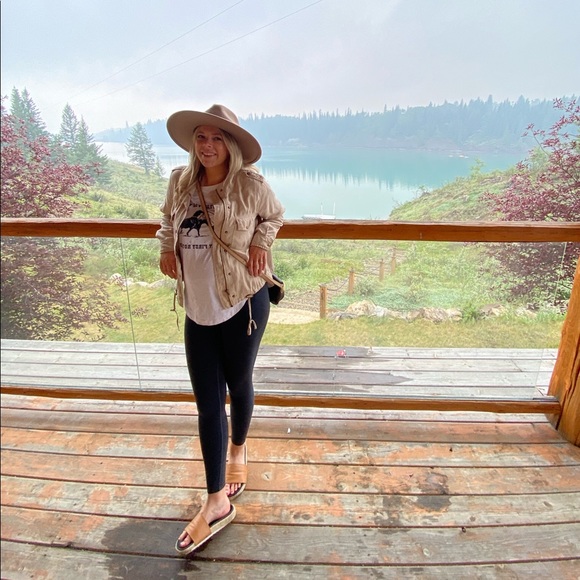 Meet your Posher, Laura - Picture 1 of 1